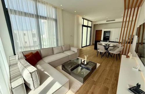 Bahceli Apartamento | Chic penthouse in green resort: pool + gym
