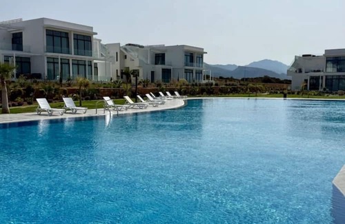 Bahceli Apartamento | Modern penthouse in green resort: pool + gym
