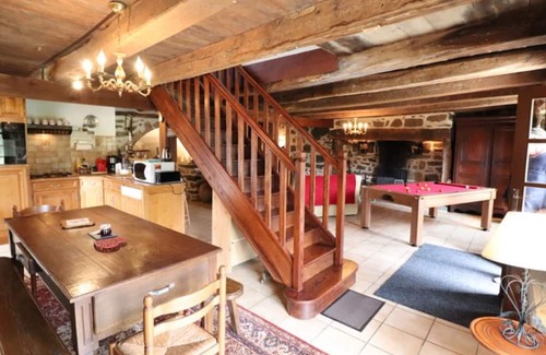 Saint Dezery Cabaña | Characterful cottage with billiards, fireplace, enclosed garden, pets allowed