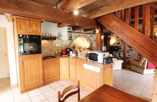 Saint Dezery Cabaña | Characterful cottage with billiards, fireplace, enclosed garden, pets allowed