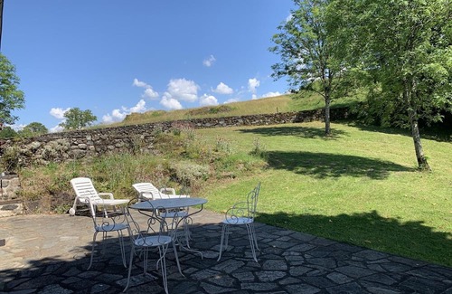 Saint Dezery Cabaña | Characterful cottage with billiards, fireplace, enclosed garden, pets allowed