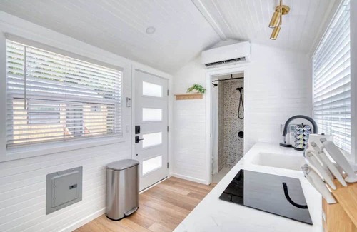 Overlook Apartamento | Teal & Terrazzo: Bright Portland Tiny Home