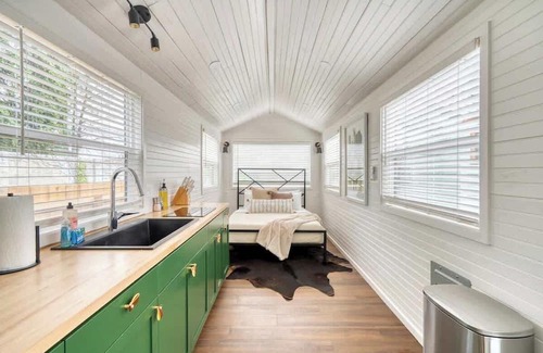 Overlook Apartamento | Noir-Emerald: Modern TinyLux in Portland