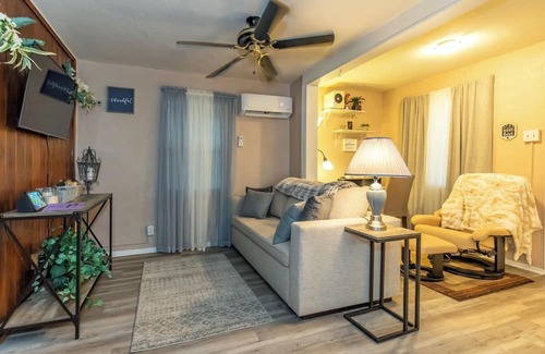 Tucson Cabaña | Charming 1-bedroom cottage in a central location with WiFi and private backyard