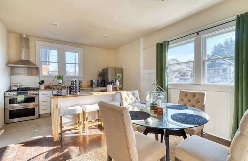 Kerns Casa | Dream Two-Bedroom in Laurelhurst ~ 97 WalkScore