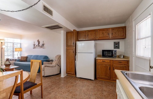 Green Valley Villa | POOL in front, Washer/Dryer and Patio w Grill - Walk to Farmer's Market.