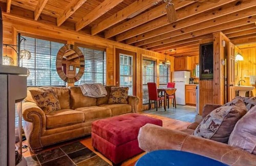 Harrison Cabina | A Still Point Cabin and HOT TUB!