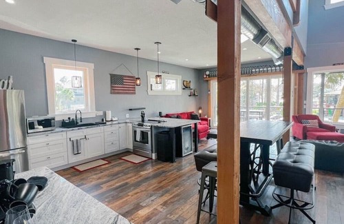 Weeki Wachee Gardens Casa | Weeki Tiki House: Laid-back paradise on the Weeki Wachee River