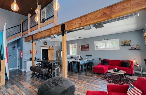 Weeki Wachee Gardens Casa | Weeki Tiki House: Laid-back paradise on the Weeki Wachee River