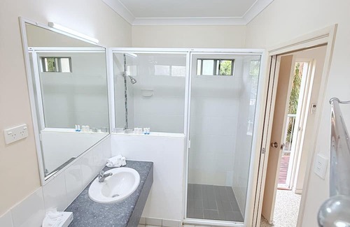 Emu Park Complejo | Emu Park Beach Resort, Queen Room with balcony for 2 Guest