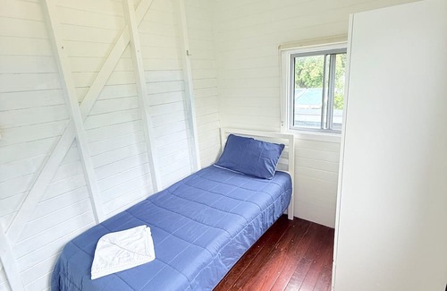 Emu Park Complejo | Beach Dorm accommodation with shared toilet & shower