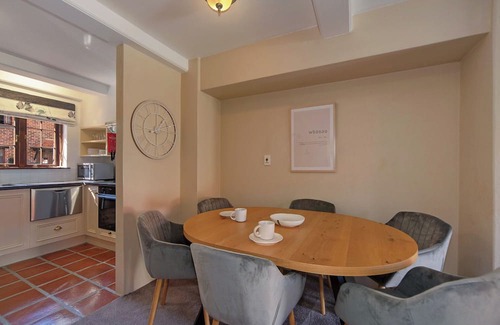 Stoke Apartamento | Monaco Village Apartment - Stylish Townhouse in Grand Arden Complex