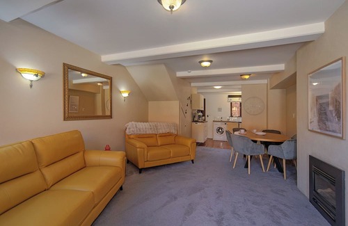 Stoke Apartamento | Monaco Village Apartment - Stylish Townhouse in Grand Arden Complex