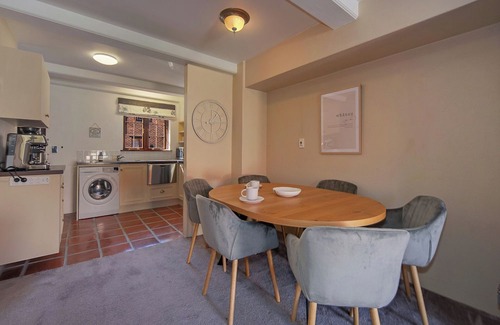 Stoke Apartamento | Monaco Village Apartment - Stylish Townhouse in Grand Arden Complex