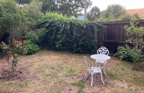 Hamilton Cabaña | Charming 2-bedroom cottage in Hamilton - Library Cottage