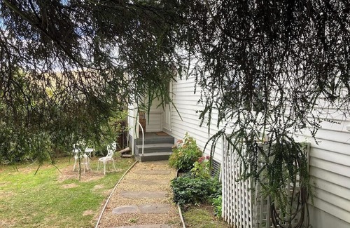 Hamilton Cabaña | Charming 2-bedroom cottage in Hamilton - Library Cottage