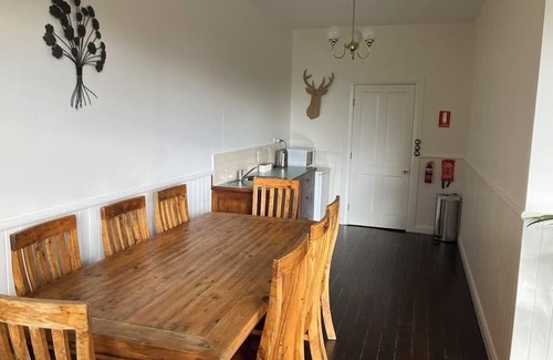 Hamilton Cabaña | Charming 2-bedroom cottage in Hamilton - Library Cottage