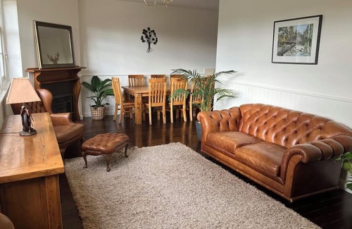 Hamilton Cabaña | Charming 2-bedroom cottage in Hamilton - Library Cottage