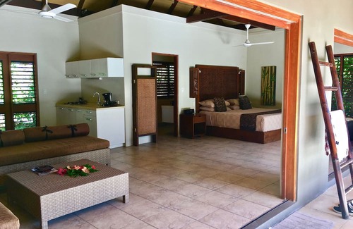 Malolo Lailai Island Casa | Nai Kawakawa 5 Star, Five Bure Waterfront Complex with Swimming Pool Musket Cove