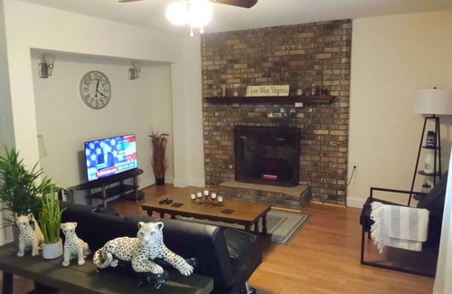 Redstar Casa | Charming 3-bedroom house in Scarbro with WiFi