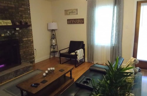 Redstar Casa | Charming 3-bedroom house in Scarbro with WiFi