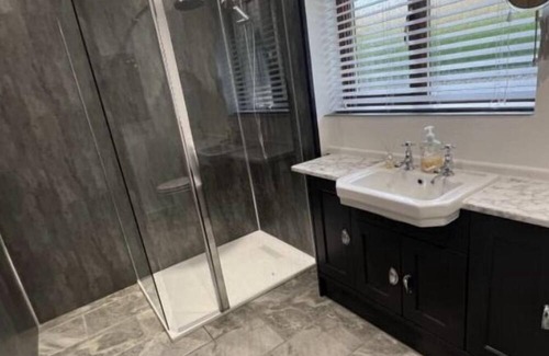 Haverfordwest Cabina | Heart of Johnston