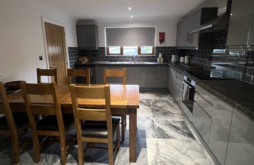 Haverfordwest Cabina | Heart of Johnston