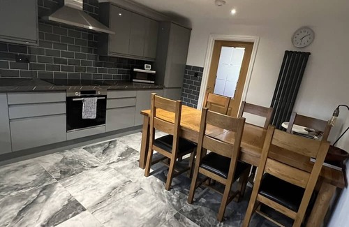 Haverfordwest Cabina | Heart of Johnston