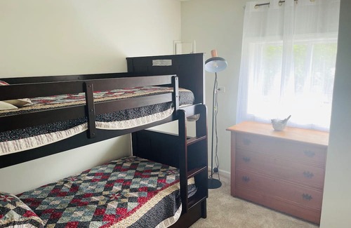 Elk Rapids Cabaña | Charming 2-bedroom cottage with WiFi, AC in fabulous Elk Rapids