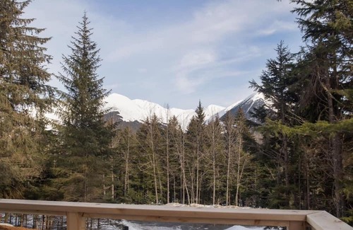 Girdwood Casa | Luxury getaway with Alaskan mountain views