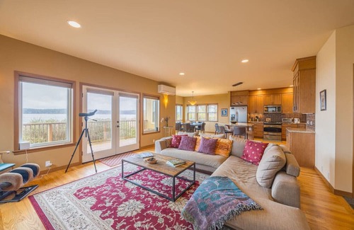 Rollingbay Casa | Waterfront Home w/Beach access!