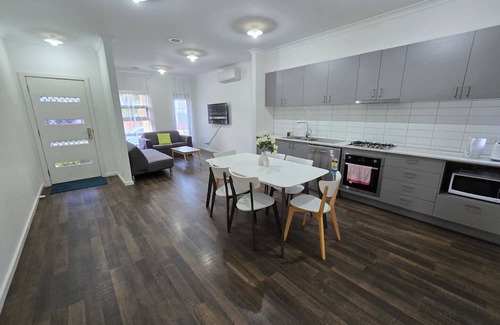 Pakenham Casa | 7 Serenity Home 3-bedroom house with WiFi and AC in peaceful Pakenham