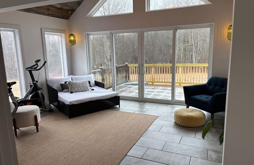 Belfast Casa | Timber Tide Retreat Just 15 Minutes to Belfast