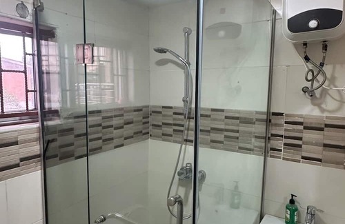 Ofin Apartamento | Chic and Spacious: Modern 4-Bedroom Flat with a Sleek Black Twist