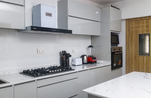 Ofin Apartamento | Chic and Spacious: Modern 4-Bedroom Flat with a Sleek Black Twist