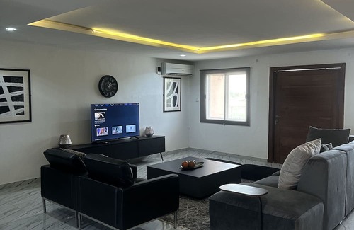 Ofin Apartamento | Chic and Spacious: Modern 4-Bedroom Flat with a Sleek Black Twist