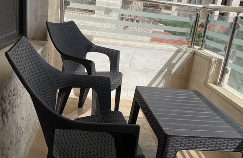 Suwailih Apartamento | (5) 3-bedroom quiet apartment with free parking, balcony & sitting areas.