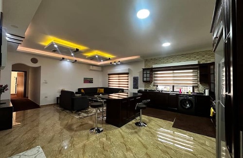 Suwailih Apartamento | (5) 3-bedroom quiet apartment with free parking, balcony & sitting areas.