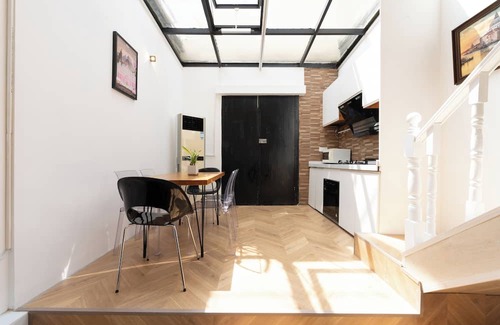 Huaihai Road Commercial Area Apartamento | A bedroom with 2 beds, 3 kilometers from the Bund.Shanghai