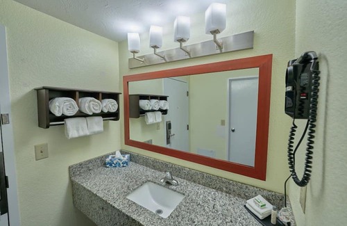 West Yarmouth Complejo | Cozy Escape w/Indoor Pool, Playground, & Complimentary Breakfast for Families