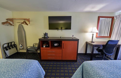 West Yarmouth Complejo | Cozy Escape w/Indoor Pool, Playground, & Complimentary Breakfast for Families