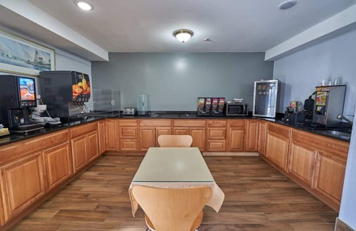 West Yarmouth Complejo | Cozy Escape w/Indoor Pool, Playground, & Complimentary Breakfast for Families