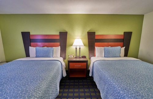 West Yarmouth Complejo | Cozy Escape w/Indoor Pool, Playground, & Complimentary Breakfast for Families