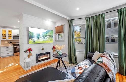 Framingham Condominio | Luxurious 3BR Condo in Suburban Charm & Quick Access to Boston
