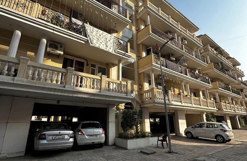 Zirakpur Apartamento | Spacious 3-bedroom apartment with AC, WiFi in wonderful Zirakpur