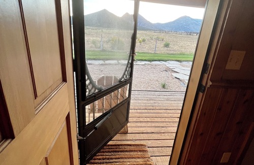 Almo Cabina | Cozy cabin 2 in at Almo Inn with AC, WiFi near City of Rocks/Castle Rocks Idaho