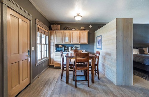 Almo Cabina | Cabin 8 at the Charming Rustic Almo Inn near City of Rocks and Castle Rock Park