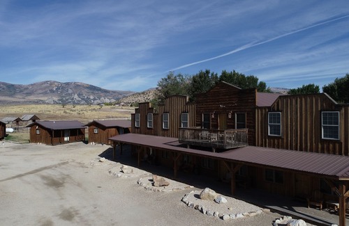 Almo Cabina | Cabin 8 at the Charming Rustic Almo Inn near City of Rocks and Castle Rock Park