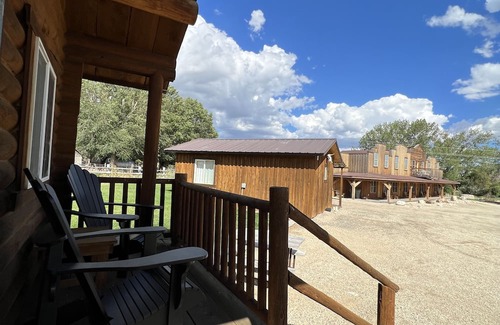 Almo Cabina | Cabin 6 at the Almo Inn, right by City of Rocks National Park and Castle Rock ID