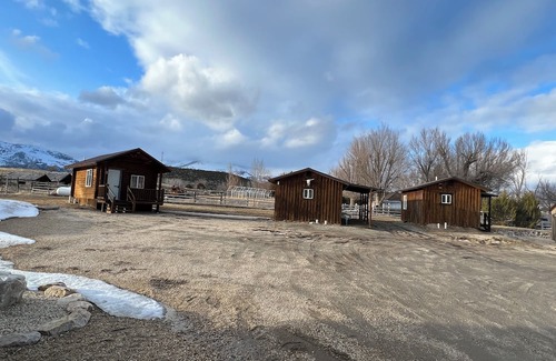 Almo Cabina | Cabin 6 at the Almo Inn, right by City of Rocks National Park and Castle Rock ID